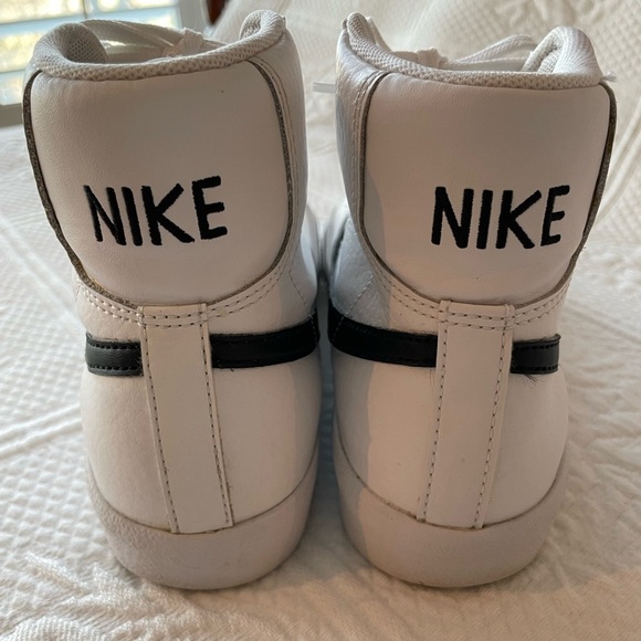 Nike Blazer Mid '77 High Top Sneakers Black/White 4.5Y/6W
Basketball Vintage - Picture 5 of 9